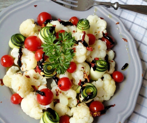 Sałatka z kalafiorem, cukinią i pomidorami