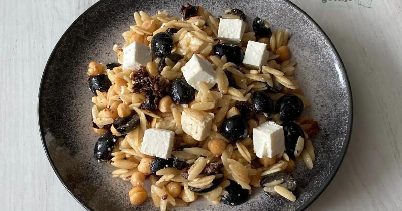 Sałatka z makaronem i pomidorami suszonymi