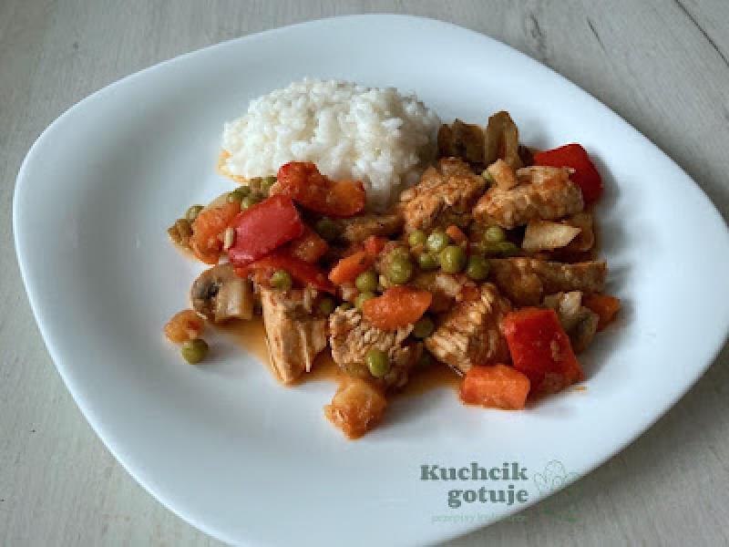 Pierś indyka z warzywami i pieczarkami