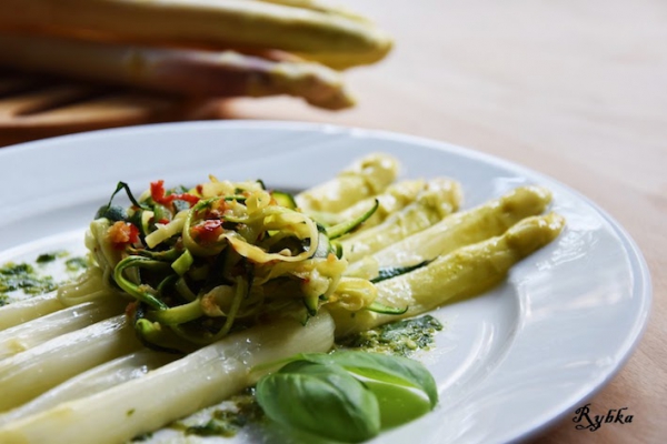 Białe szparagi z makaronem aglio olio z cukini i sosem z bazylii