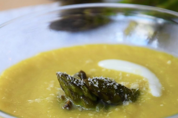zupa krem z zielonych szparagów i cebuli
