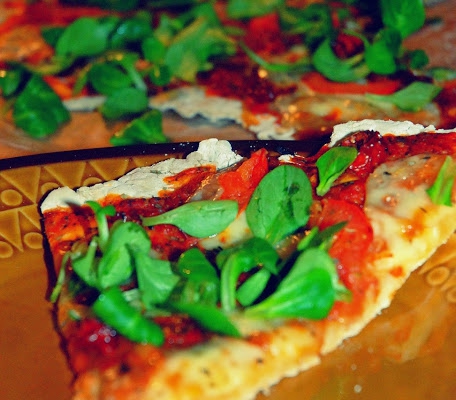 Pizza z roszponką i suszonymi pomidorami