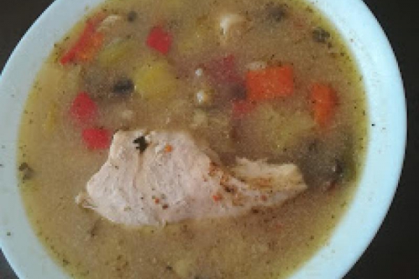 zupa-bulion z golonki i wieprzowych nożek