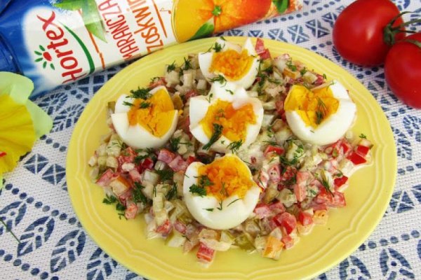Jajka podane na sałatce z marynowanych warzyw