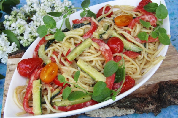 Spaghetti z letnimi warzywami w sosie śmietanowo- serowym