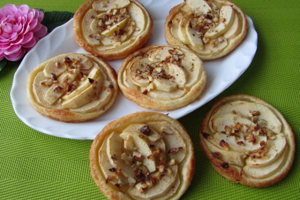 Ciastka francuskie z jabłkiem i orzechami