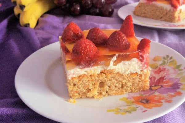 Ciasto marchewkowe z truskawkami i galaretką / Carrot Strawberry Jello Cake