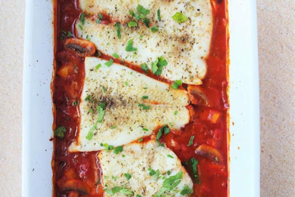 Ryba z piekarnika w sosie pomidorowym z pieczarkami i papryką