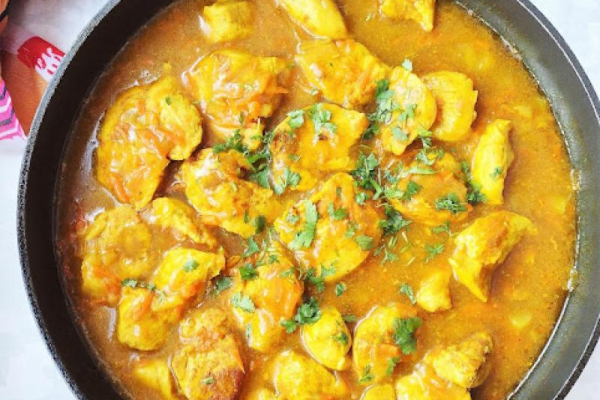 Kurczak w sosie z marchewką i curry