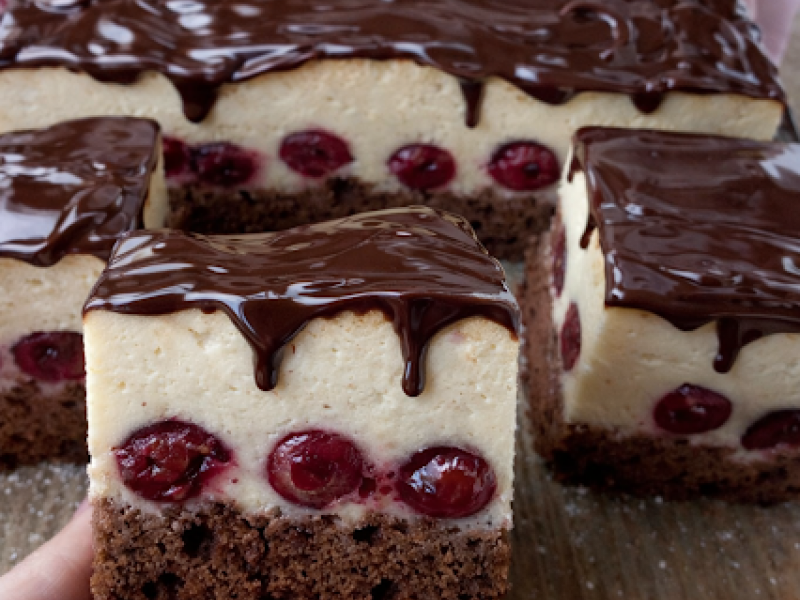 Sernik z wiśniami na ciemnym spodzie