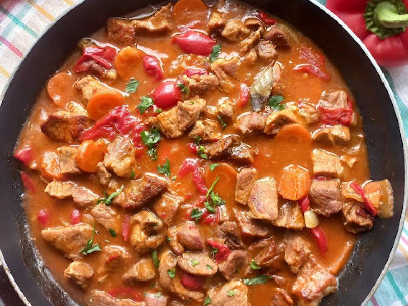 Gulasz z łopatki wieprzowej z warzywami