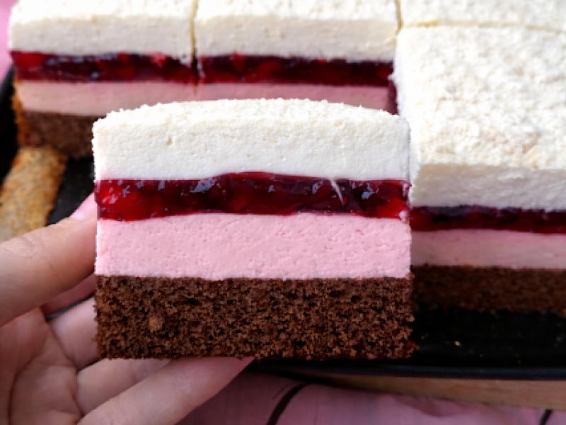 Ciasto Całusek z kremem wiśniowym i galaretką