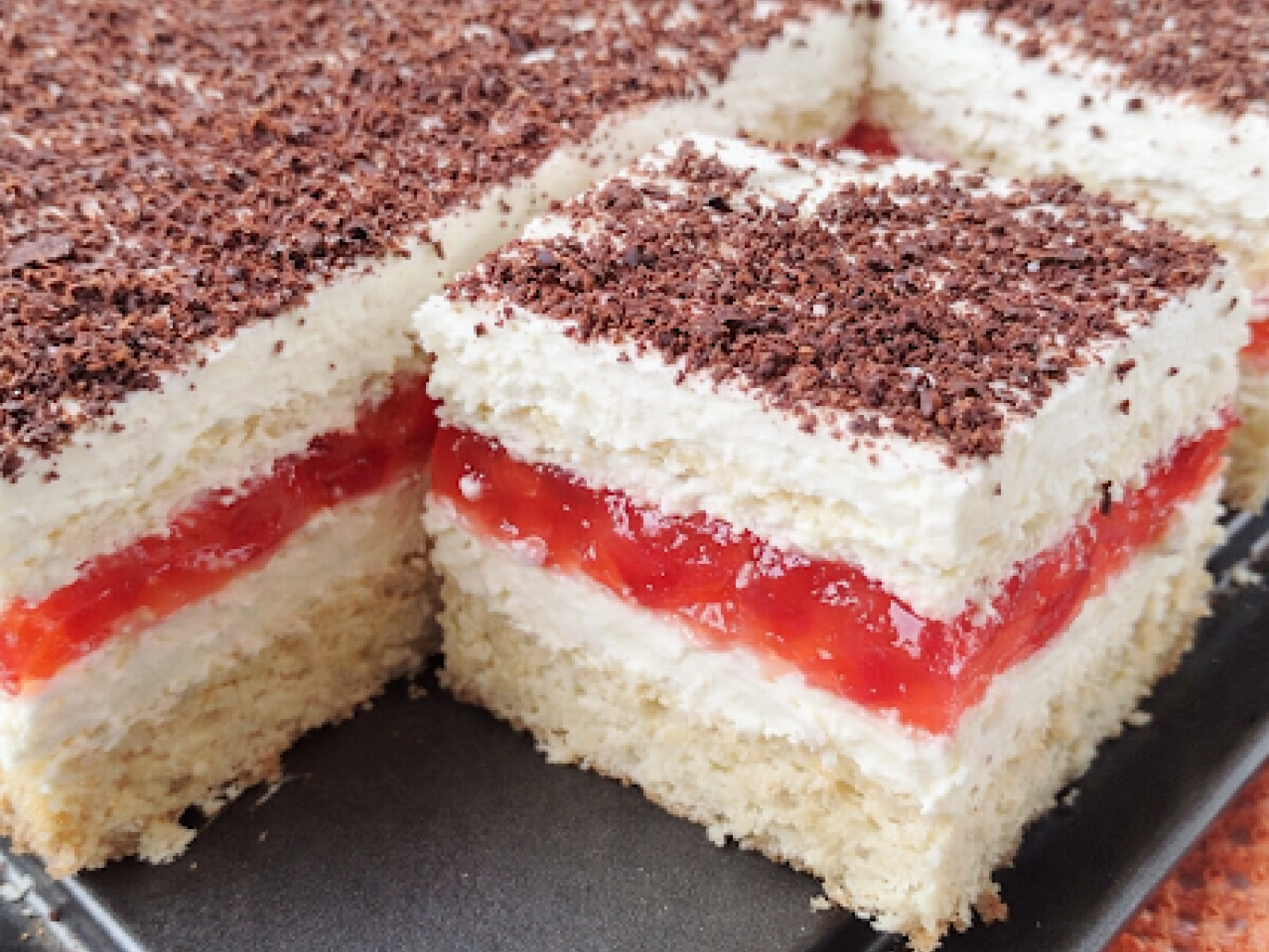 Ciasto tortowe z kremem, galaretką i śmietaną