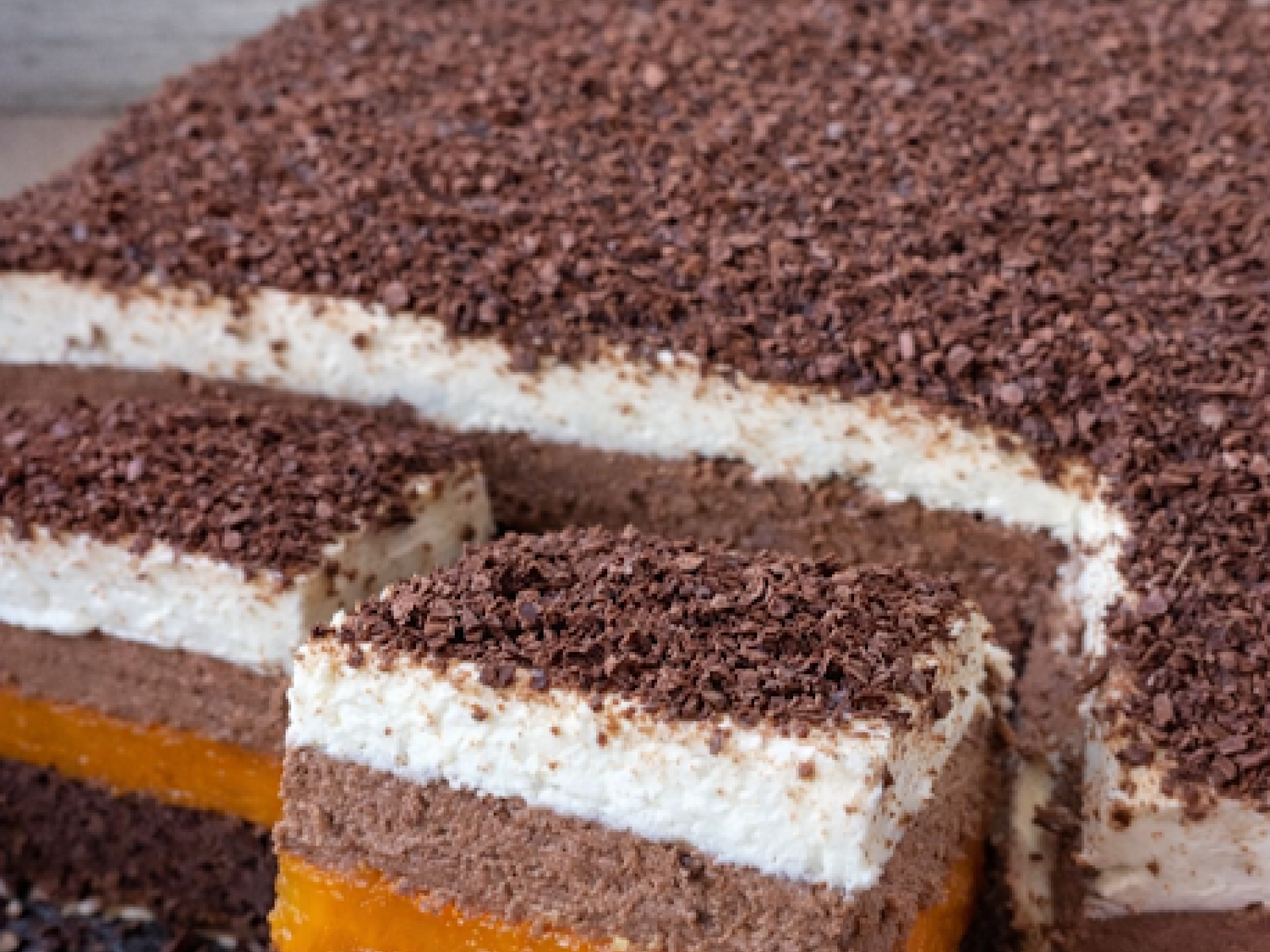 Ciasto Iskierka z musem brzoskwiniowym i kremem