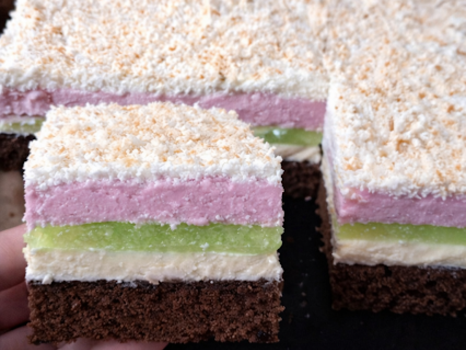 Ciasto Magnolia z zieloną galaretką i kremem budyniowym