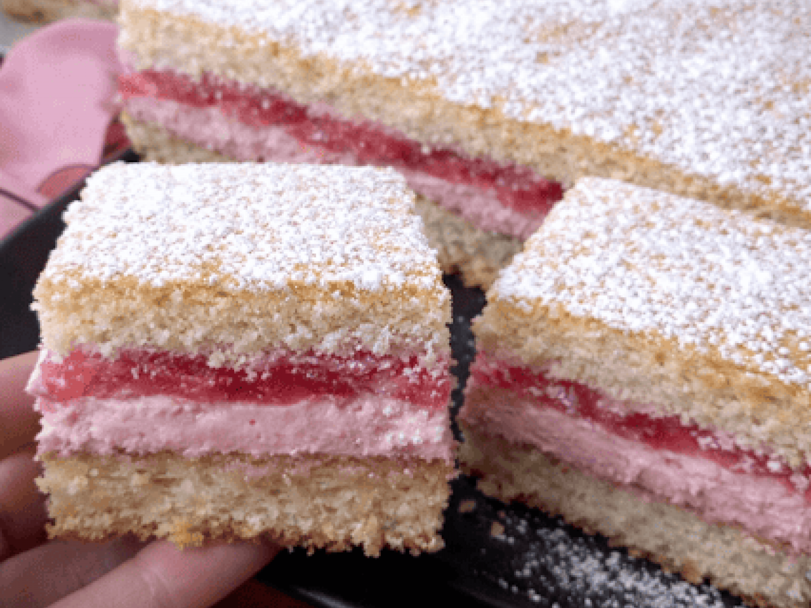 Ciasto Różyczka z kremem wiśniowym i galaretką na biszkopcie