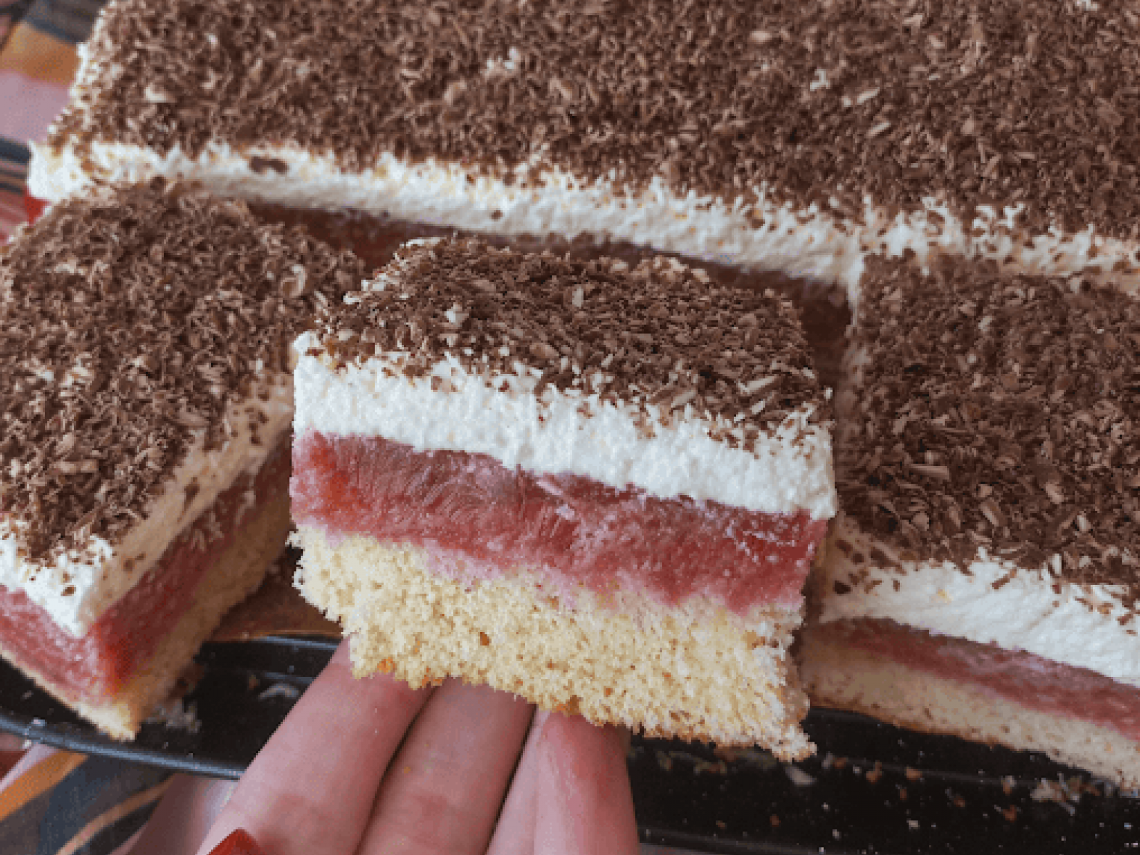 Ciasto Rabarbarek z galaretką i rabarbarem na biszkopcie