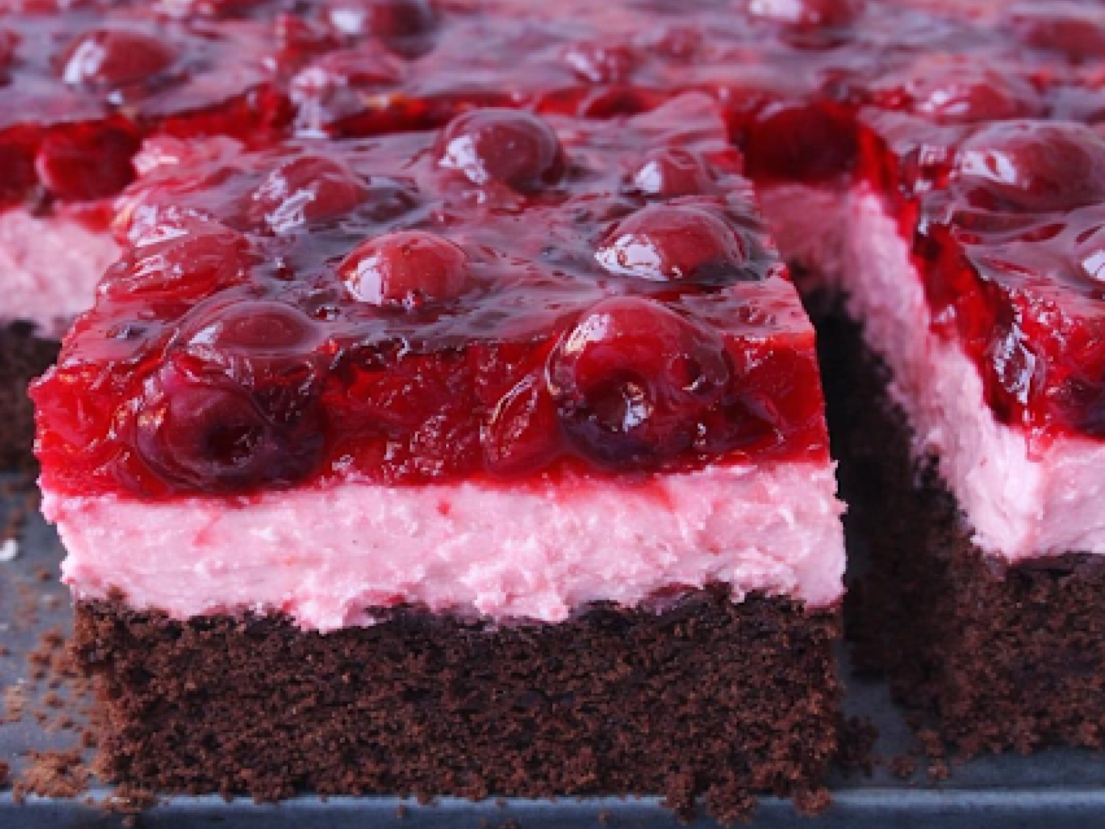 Ciasto Wiśniowy Sad z wiśniami, galaretką i kremem wiśniowym