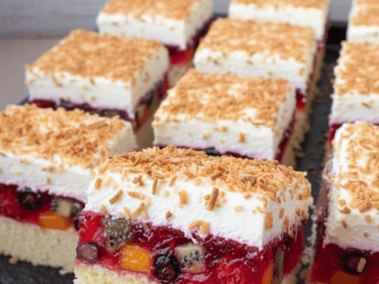 Ciasto Tutti Frutti z galaretką i owocami na biszkopcie