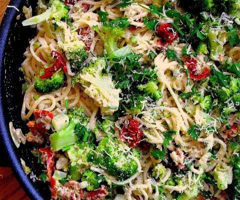 Makaron z brokułami i suszonymi pomidorami / Pasta with Broccoli and Sun-Dried Tomatoes