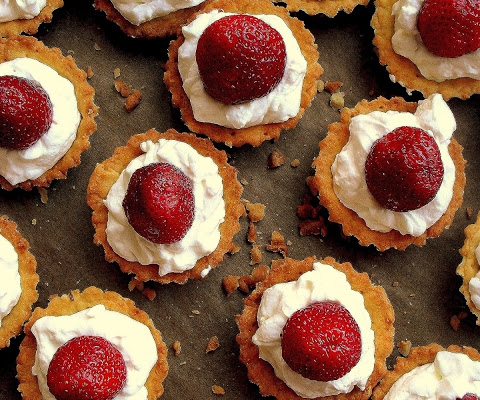 Kruche babeczki z mascarpone i truskawkami/ Strawberry mini tarts