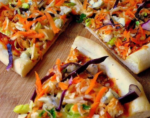 Pizza z kurczakiem, serem pleśniowym i warzywami