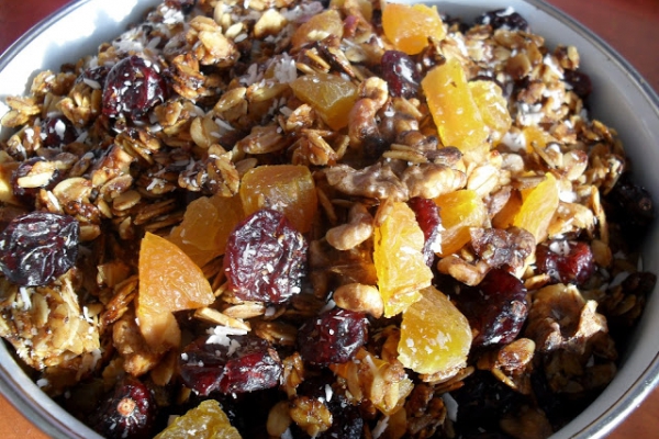 Granola z żurawiną, morelami i kokosem