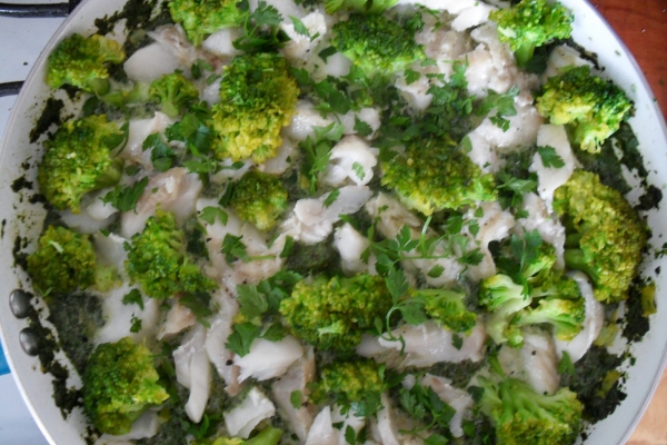 Ryba w wiosennym sosie szpinakowo-brokułowym