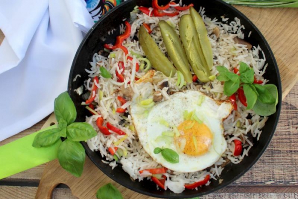 Smażony ryż z warzywami i jajkiem sadzonym