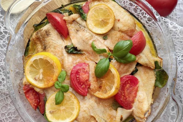 Pieczona flądra na warzywach – prosty przepis na pieczoną rybę