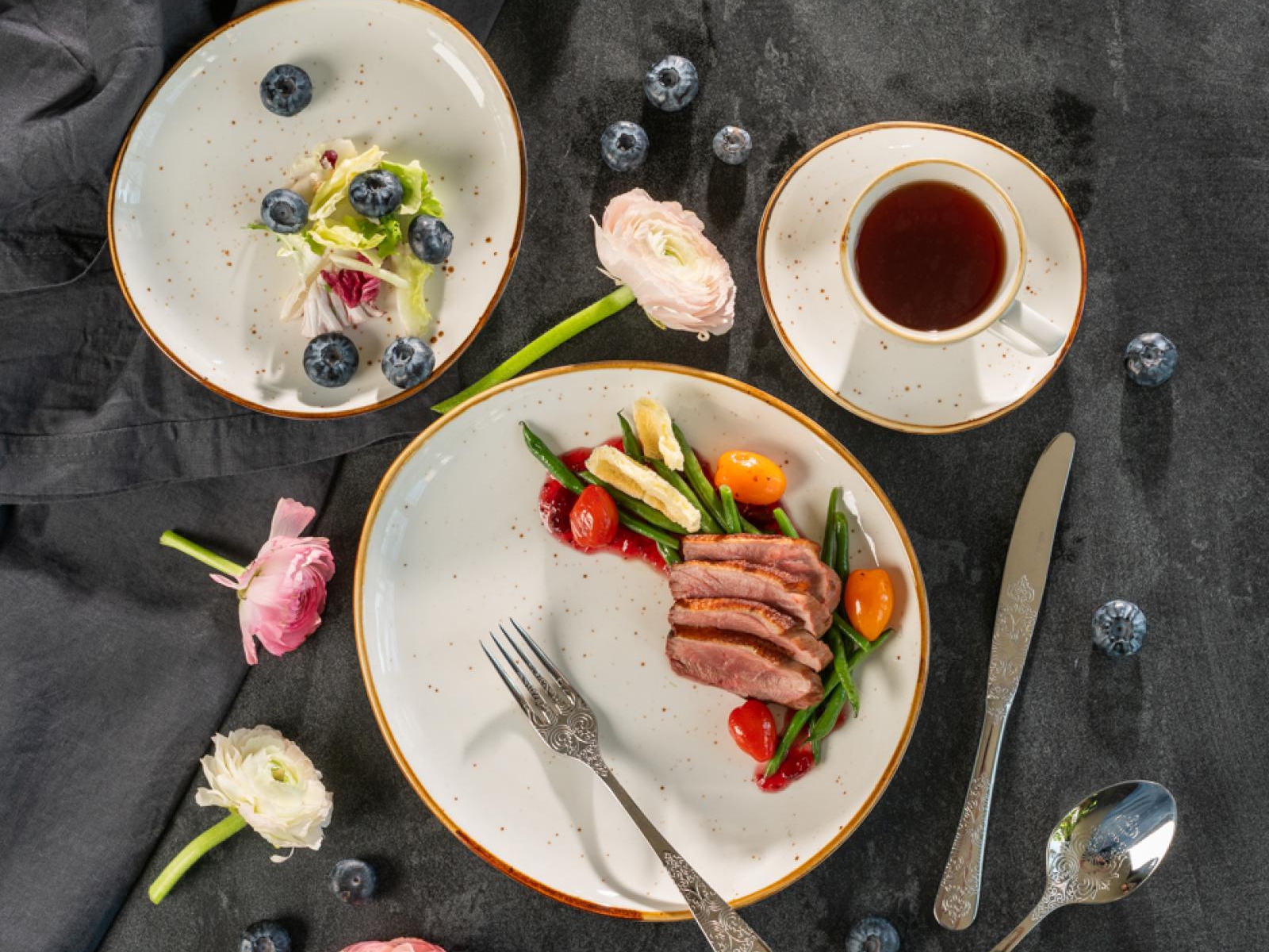 Zastawa stołowa do zdjęć kulinarnych – jak poprawić food styling w domu?