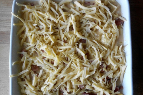 Zapiekanka makaronowa z kiełbasą i serem żółtym