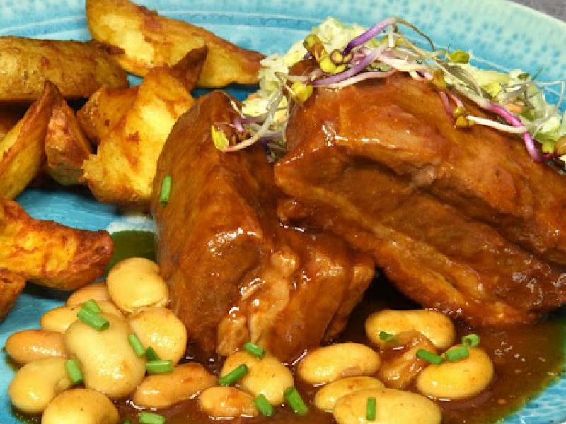 Żeberka z fasolą w sosie BBQ