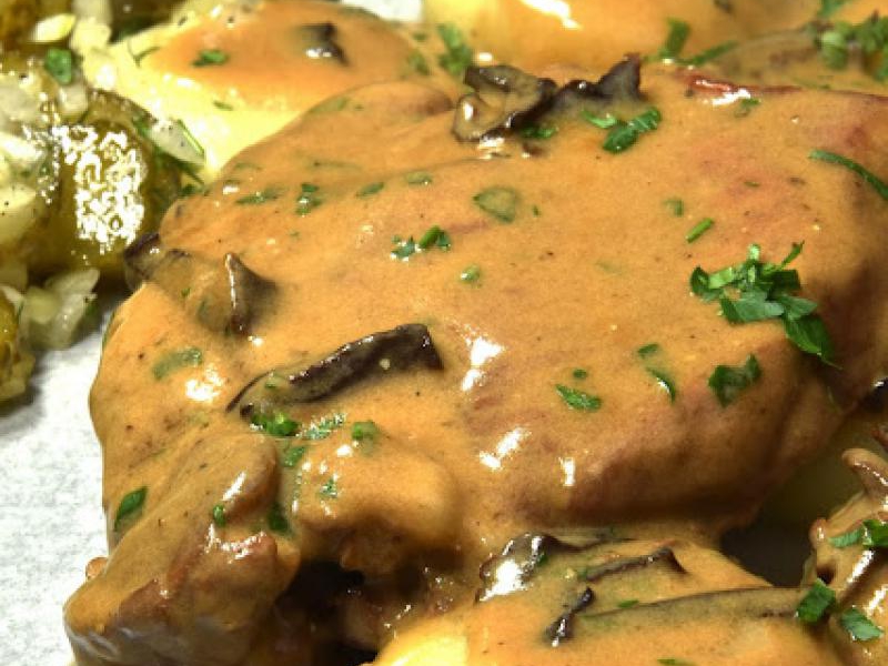 Sztuka mięsa w sosie z suszonych grzybów