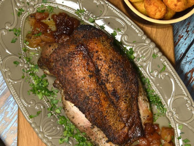 Piersi gęsie pieczone z miodowymi jabłkami