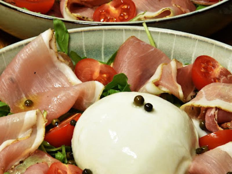 Burrata z szynką dojrzewającą