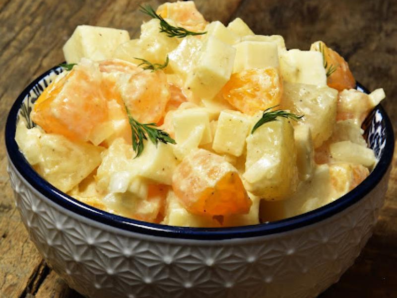 Sałatka owocowo-serowa