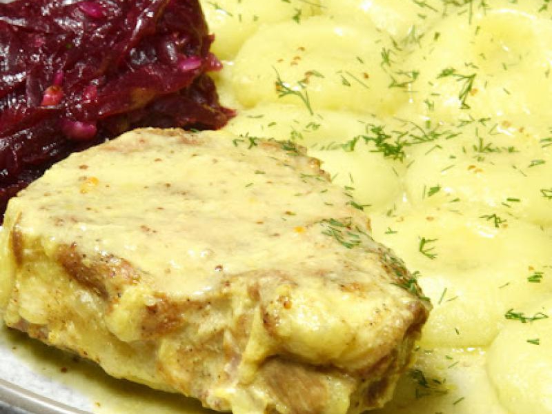 Sztuka mięsa w sosie musztardowym z kluskami śląskimi