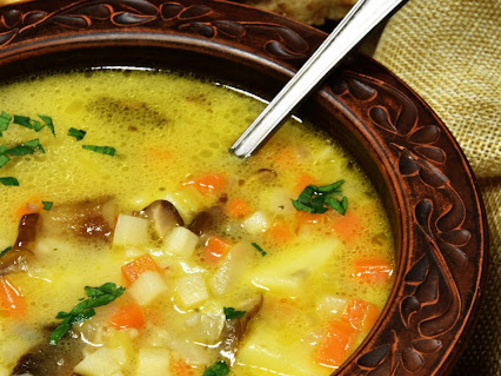 Krupnik orkiszowy ze świeżymi grzybami