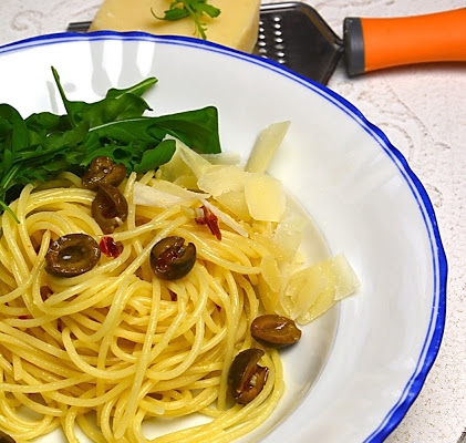 Spaghetti z oliwkami i rukolą
