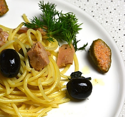 Spaghetti z tuńczykiem, czarnymi oliwkami i kaparami