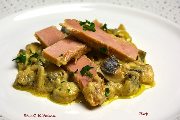 Filety z tuńczyka w sosie śmietanowo – pieczarkowym