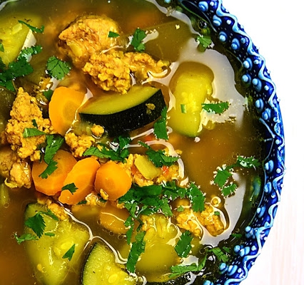 Zupa curry z indykiem i cukinią