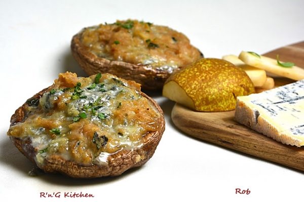 Pieczarki portobello faszerowane serem pleśniowym i gruszką z dodatkiem cząbru