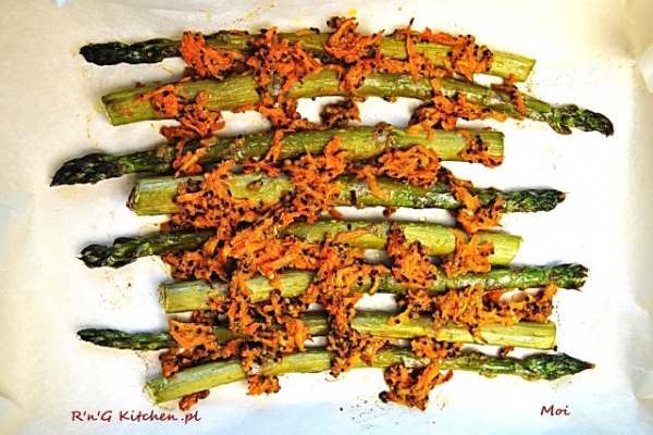 Szparagi zapiekane z marchewką