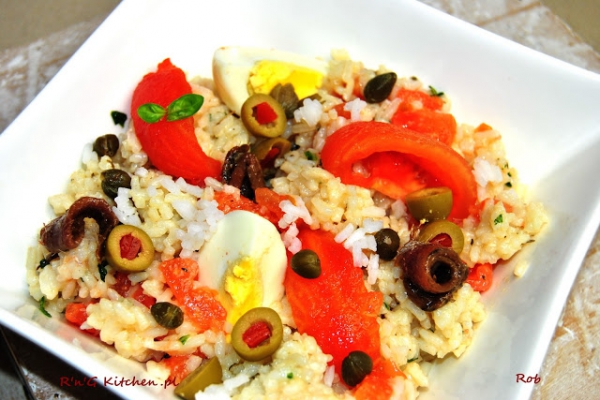 Sałatka ryżowa z kaparami i oliwkami