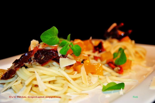 Spaghetti z dynią i suszonymi pomidorami