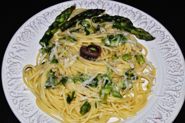 Spaghetti z pesto z zielonych szparagów