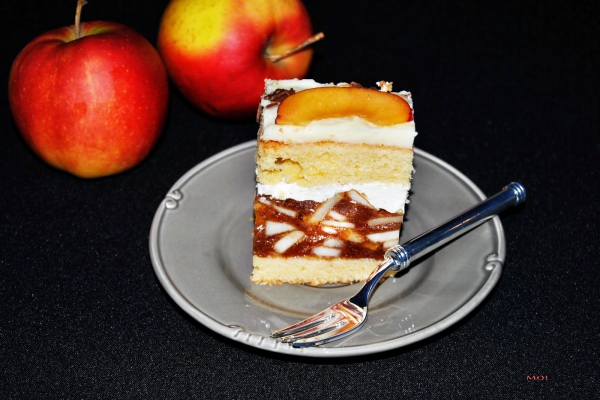 Tort jabłkowo-budyniowy