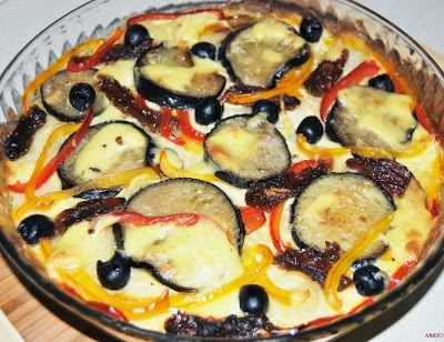 Makaronowa pizza z oliwkami